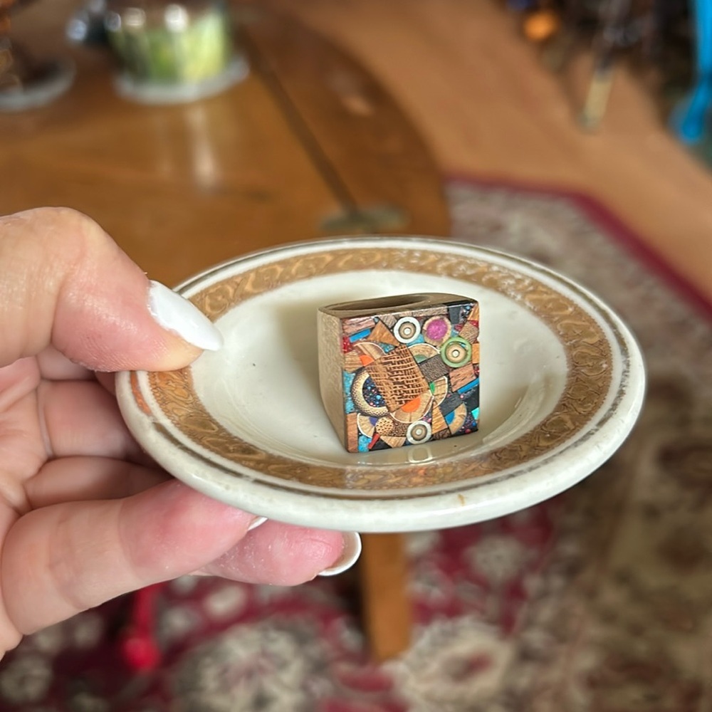 Vintage Wood & Resin Abstract Design Ring - Picture 2 of 8